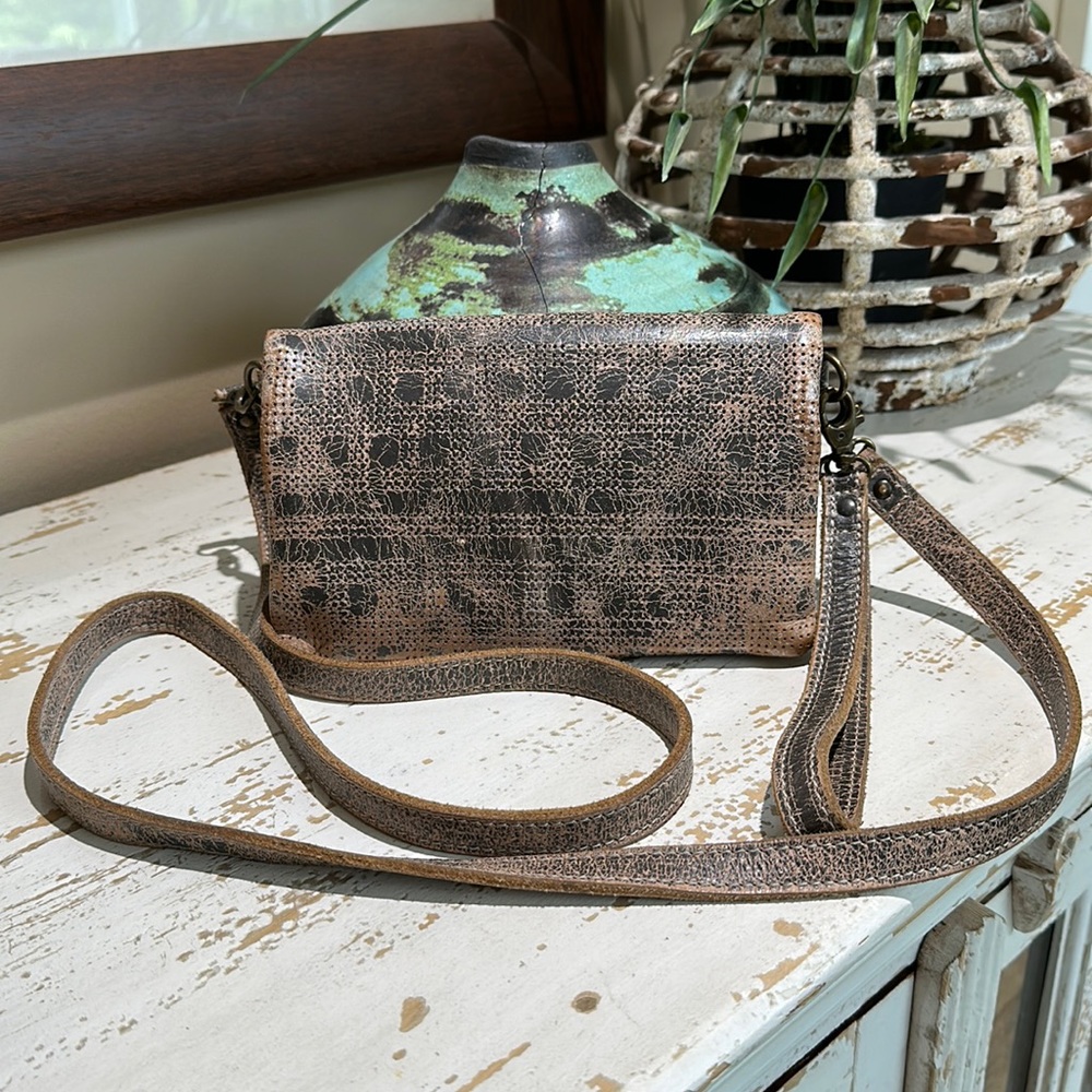 Bed Stu Cadence Multifunction Wristlet Crossbody Bag Distressed Brown